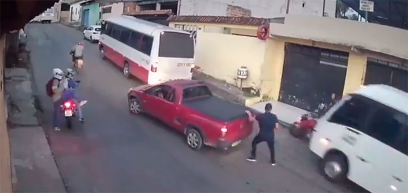 Vídeo : Micro-ônibus passa por cima de dupla de motoqueiros que estavam assaltando