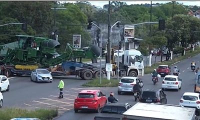 Avenida Max Teixeira é interditada após carreta tenta fazer retorno e arrancar cabos elétricos