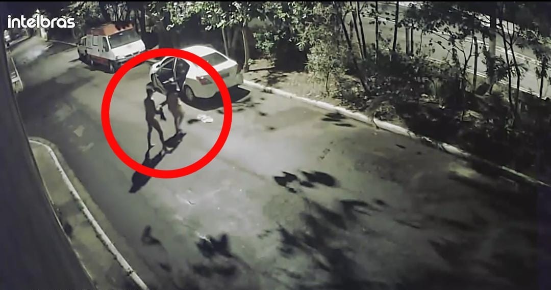 Vídeo +18: Casal é assaltado enquanto "dava uma" dentro de carro