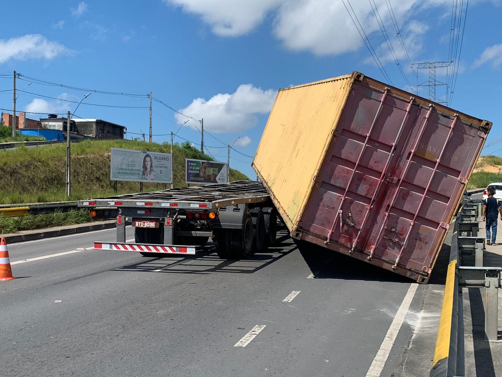 Vídeo: Container escorrega de carreta e cai em via na Av. das Torres