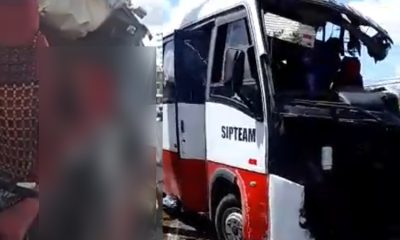 Vídeo +18: Grave acidente entre ônibus e micro-ônibus deixa vários feridos em Manaus