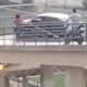 Vídeo: Motorista tenta atravessar em passarela de pedestre de carro e entala