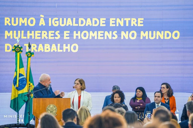 Presidente Lula sanciona lei que determina igualdade salarial entre homens e mulheres