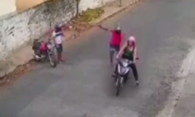 Vídeo : Ladrões derrubam mulher de moto e em seguida a assaltam!
