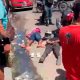 Homens assaltam ônibus em Manaus, mas na hora de fugir, são pegos pela população e levam couro