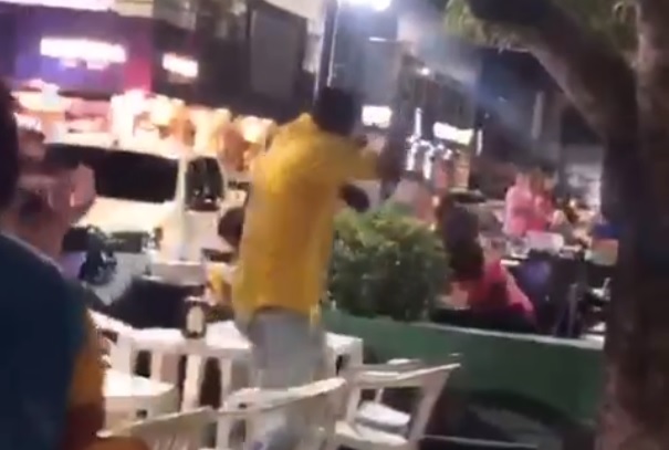 Vídeo : Pau torou na Praça do Caranguejo, com soco e cadeiras voando! Confira