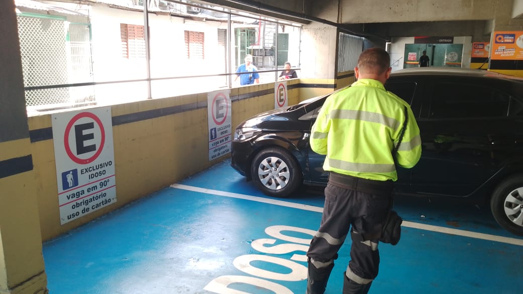 Prefeitura intensifica fiscalização em supermercados e notifica 30 motoristas por uso indevido de vagas / Foto – Divulgação / IMMU