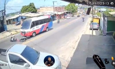 Vídeo : Motoqueiro é batido por pickup e cai embaixo de micro-ônibus
