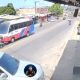 Vídeo : Motoqueiro é batido por pickup e cai embaixo de micro-ônibus