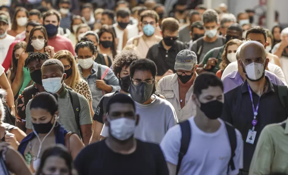 Cientistas estão orientando o retorno do uso mundial de máscaras devido a novíssima variante altamente mutante do coronavírus