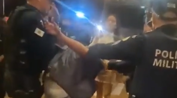 Vídeo mostra segundo-sargento da PM sendo preso após brigar e apanhar de garçom em bar