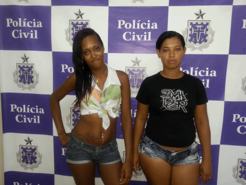 Mulheres presas acusadas de tráfico fazem pose para foto em delegacia / Foto : Divulgação