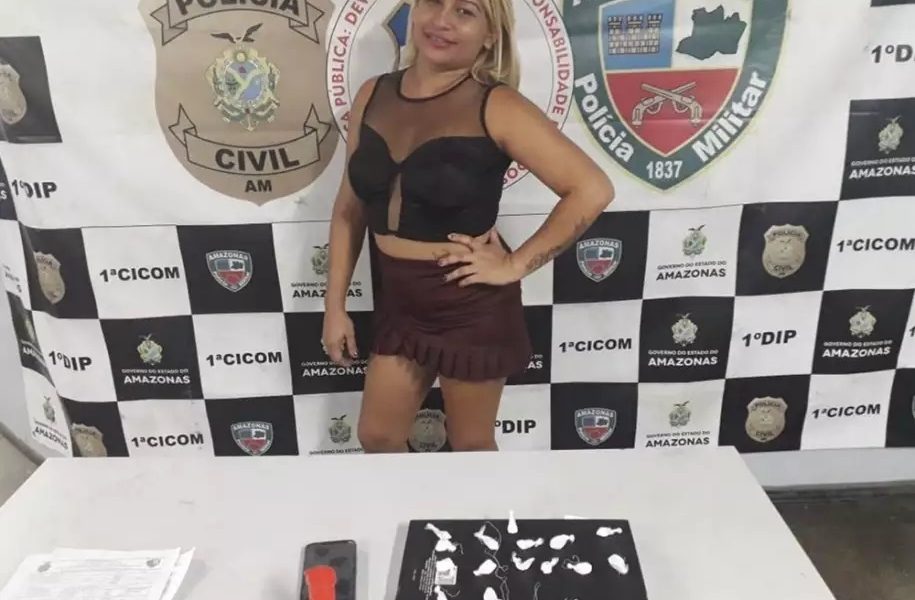 Barbie do tráfico sorri e faz pose na delegacia após ser presa / Foto : Divulgação