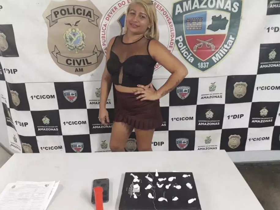 Barbie do tráfico sorri e faz pose na delegacia após ser presa / Foto : Divulgação