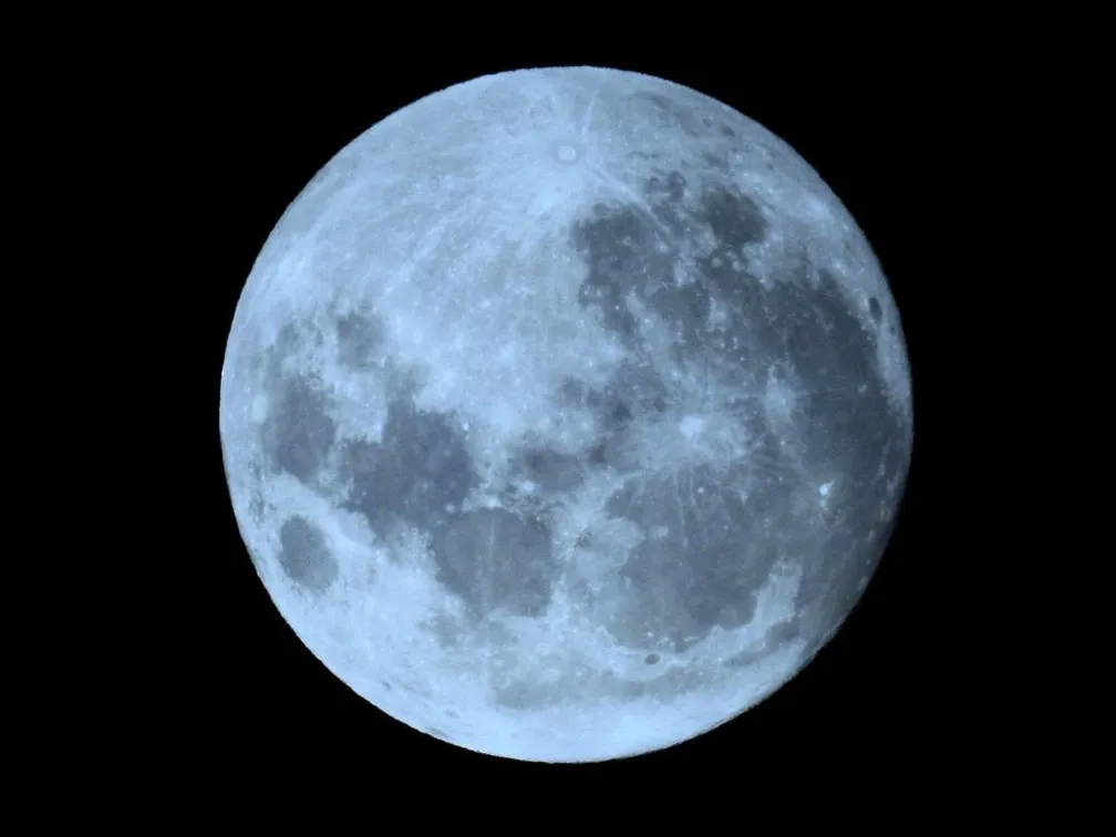 O termo Lua azul é devido ao fato não muito comum de ter duas luas cheias no mesmo mês — Foto: Divulgação/Observatório Heller & Jung