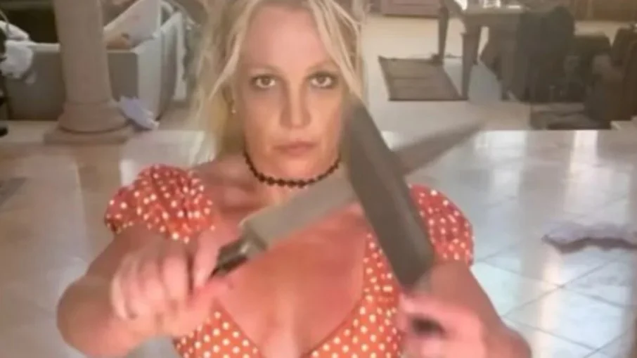 Britney Spears posta vídeo dançando, rodando e batendo facas e preocupa fãs