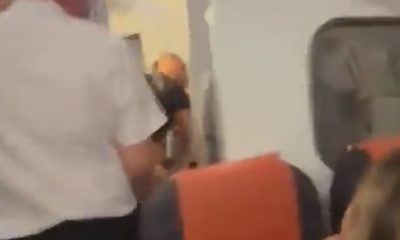 Vídeo +18 : Casal é flagrado nhanhando em banheiro de avião