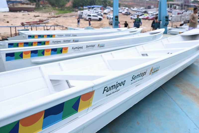 Prefeito David Almeida entrega embarcações e motores para comunidades rurais afetadas pela seca / Foto : Divulgação