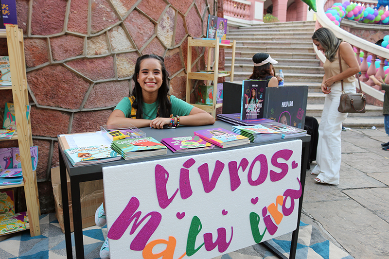 Jovem escritora Malu Lira realiza tarde de autógrafos com livros sobre educação financeira para crianças / Foto : Divulgação