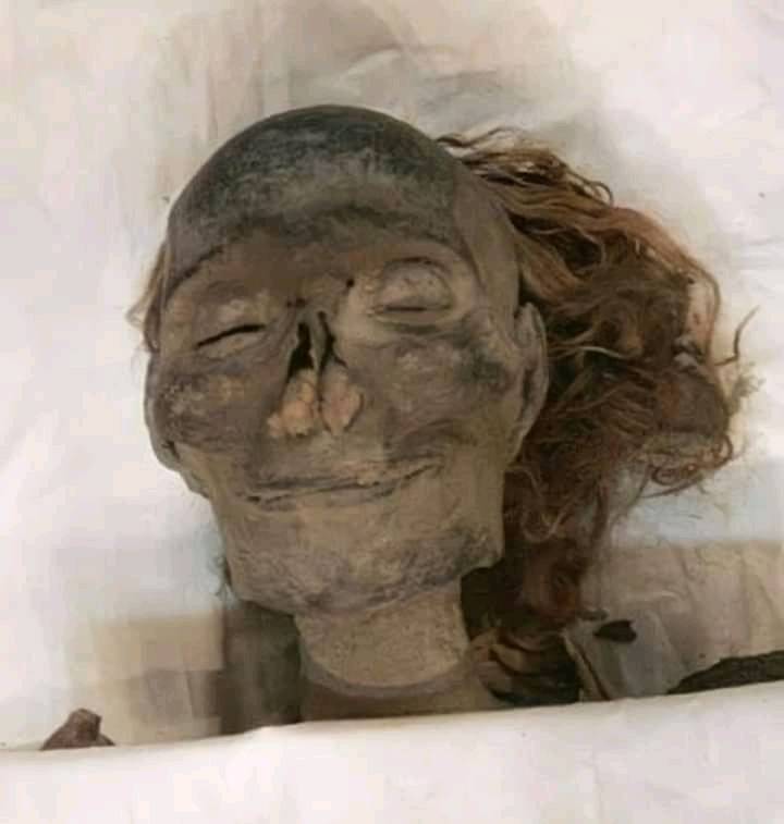 Esta é a múmia de 3.500 anos da rainha egípcia Hatshepsut, considerada a "primeira Faraó". Ela parece sorrir