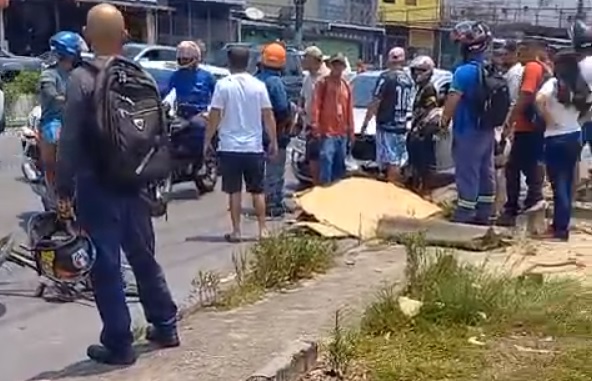 Vídeo mostra momento logo após ciclista ser atropelado por carro chutado e morrer na hora no bairro Armando Mendes