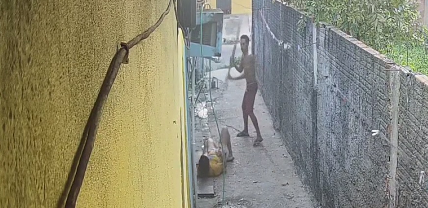 Vídeo +18: Homem é flagrado batendo 17 vezes com golpe de perna-manca em mulher em beco em Manaus