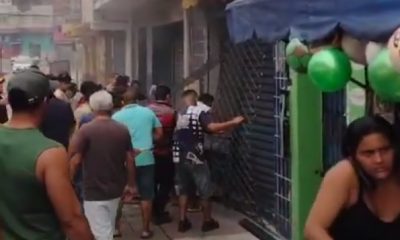 Incêndio toma conta de loja e população acode até a chega dos Bombeiros no centro de Manaus