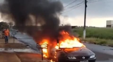 Carro quebrado antes de ser incendiado!