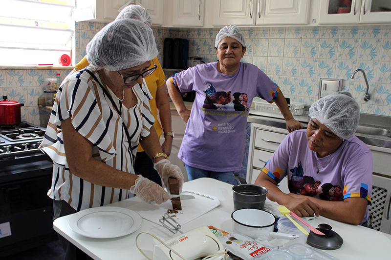 Prefeitura de Manaus promove oficina de trufas de chocolate a mulheres atendidas em casa de acolhimento / Foto - Diego Lima / Semasc 