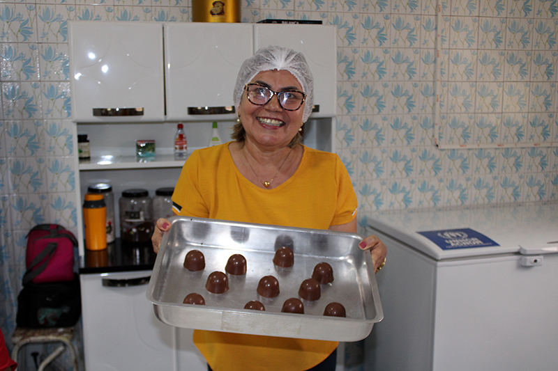 Prefeitura de Manaus promove oficina de trufas de chocolate a mulheres atendidas em casa de acolhimento / Foto - Diego Lima / Semasc 