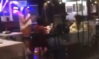 Vídeo : Mulher pira o cabeção ao ver o marido jantando com duas amantes. Saiu no braço com as quengas!