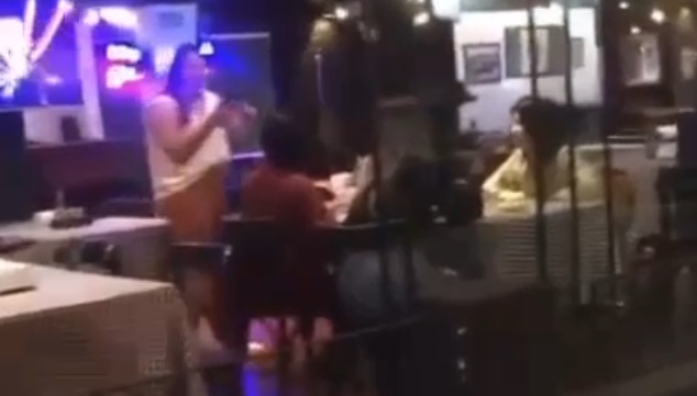 Vídeo : Mulher pira o cabeção ao ver o marido jantando com duas amantes. Saiu no braço com as quengas!