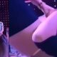 Cantora Sertaneja Linda Mel coa cachaça para fã durante show e gera polêmica nas redes. Veja o vídeo