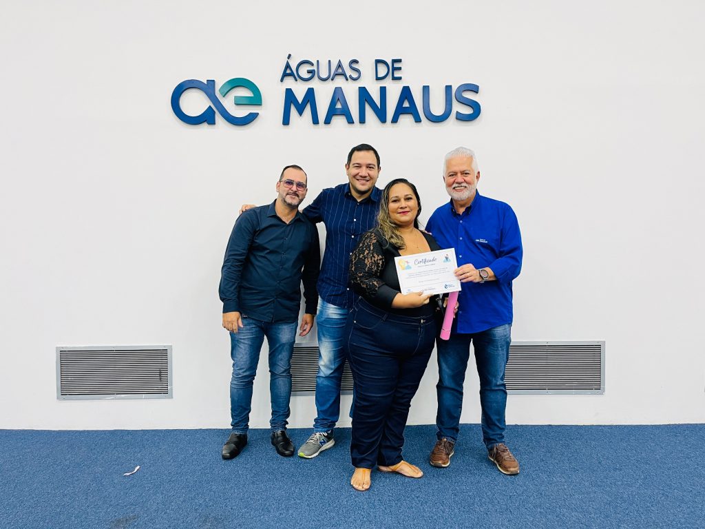 A oradora da turma, Izamara Silva, recebeu o cerificado de conclusão do curso / Foto : Divulgação Águas de Manaus