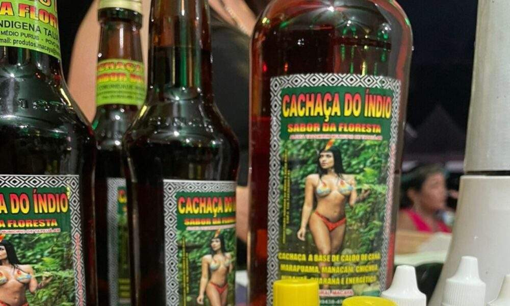 A bebida ancestral "Cachaça do Índio" atrai visitantes na exposição e venda de artesanato e agricultura familiar indígena durante 45ª ExpoAgro / Foto: Fernando Pimentel/Fepiam