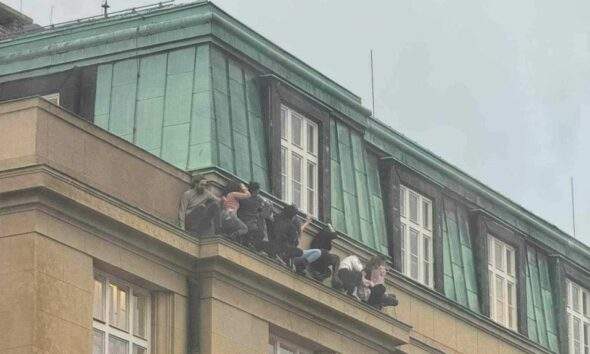 Vídeo mostra atirador durante ataque que deixaram 14 mortos e 25 feridos em Praga