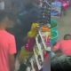 Vídeo +18 : Câmera flagra momento em que segurança atira contra o namorado da ex dentro de uma mercearia