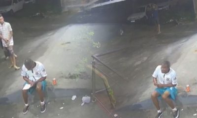 Vídeo mostra idoso sendo baleado por engano enquanto fazia palavra-cruzada na calçada