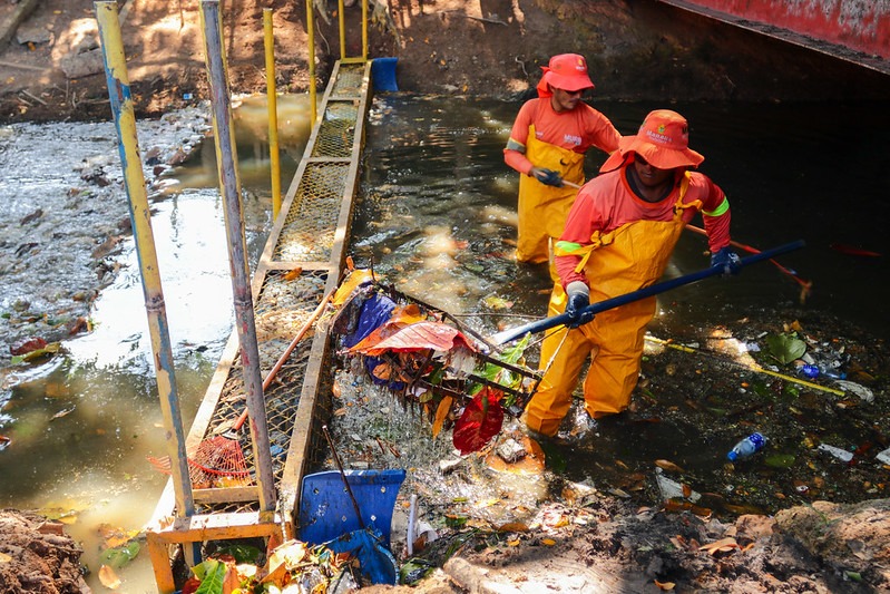 Prefeitura de Manaus instala ecobarreira em igarapé na zona Leste de Manaus / Foto – João Viana / Semcom