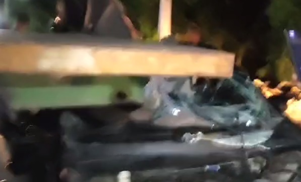 Vídeo mostra o resultado de um violento acidente na zona leste de Manaus entre carro e carreta!