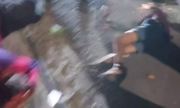 Bandidos pego roubando sofrem linchamento pela população em Manaus. Veja o vídeo