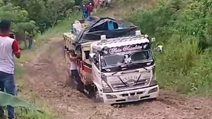 Vídeo +18 : Homem cai de Pau de Arara para debaixo do caminhão!