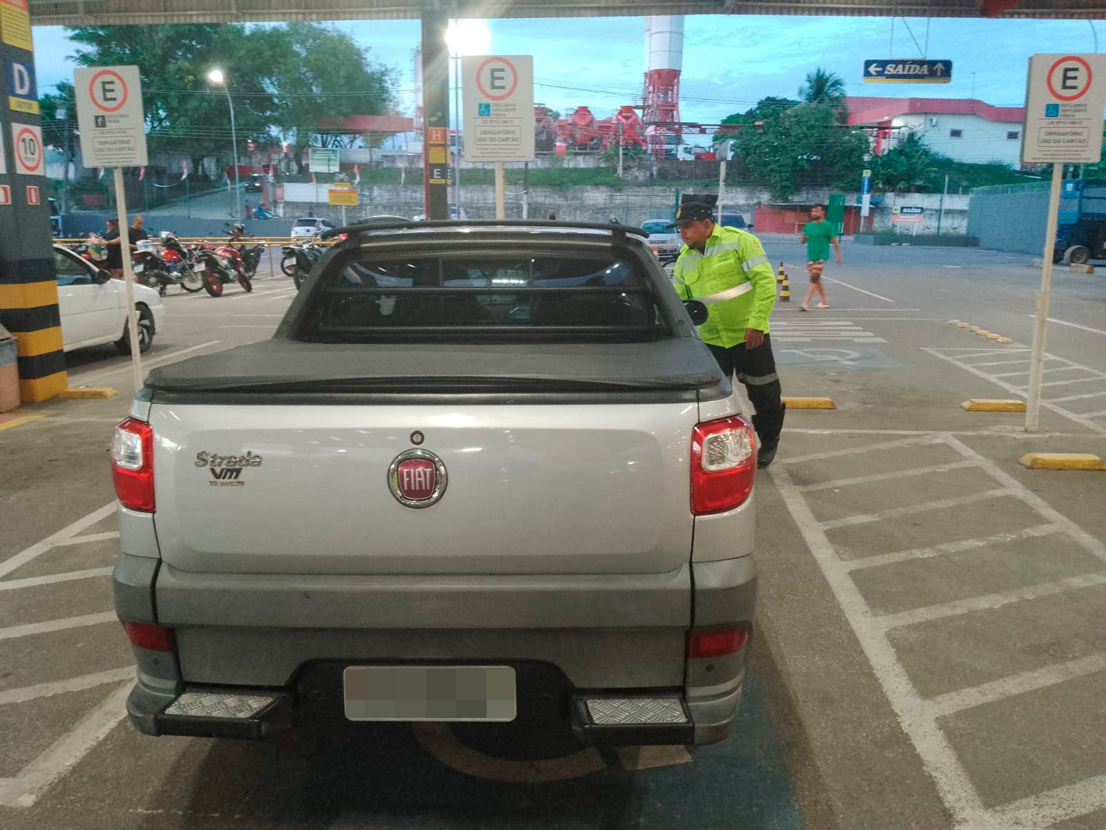 Prefeitura monitora estacionamento especial em supermercados na zona Leste e autua 23 motoristas / Foto – Divulgação / IMMU