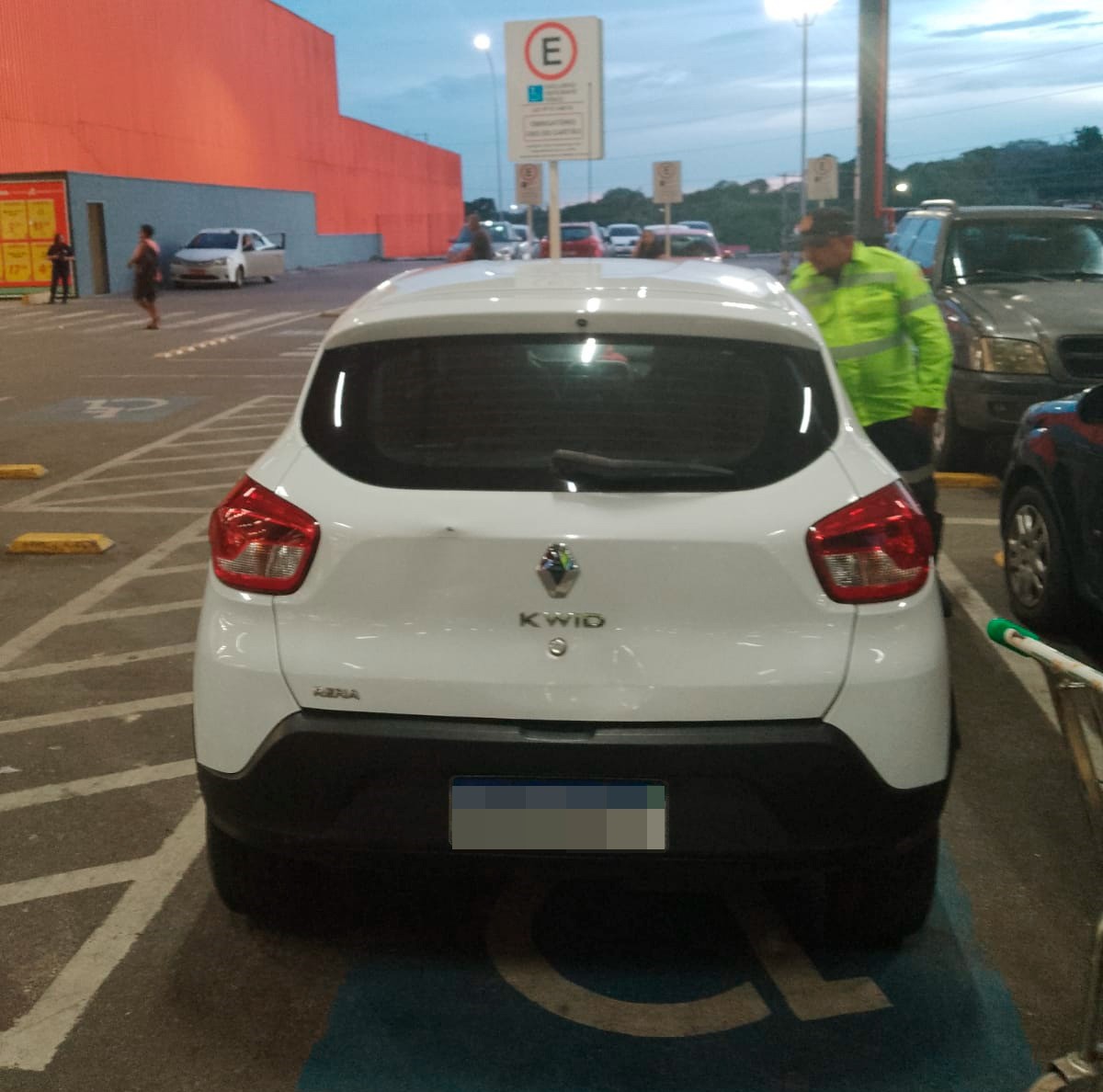 Prefeitura monitora estacionamento especial em supermercados na zona Leste e autua 23 motoristas / Foto – Divulgação / IMMU