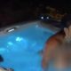 Vídeo +18 : Mulher toma banho em jacuzzi do jeito que veio ao mundo e depois saiu abraçando geral!