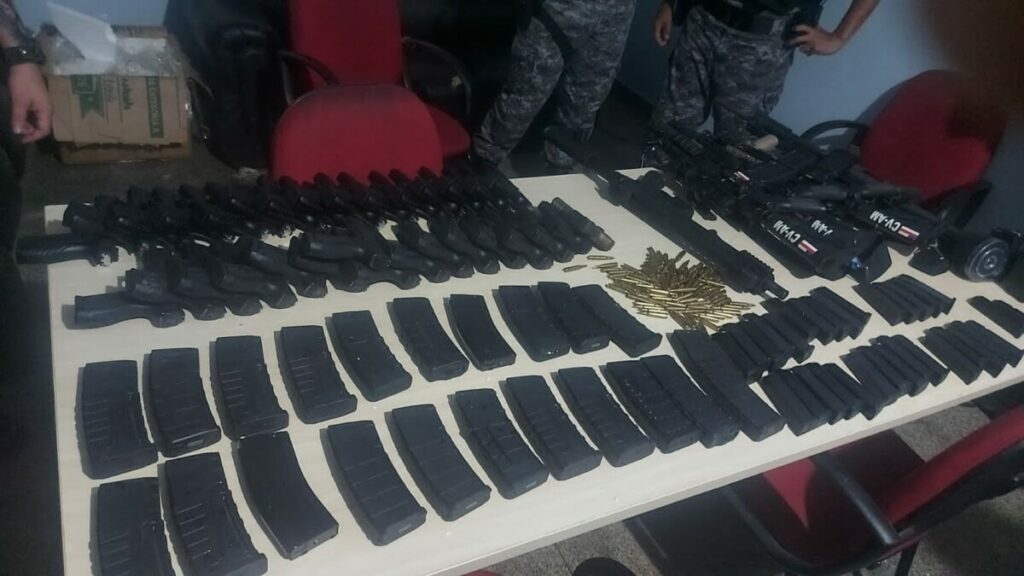 Arsenal de guerra apreendido com criminosos em Manaus