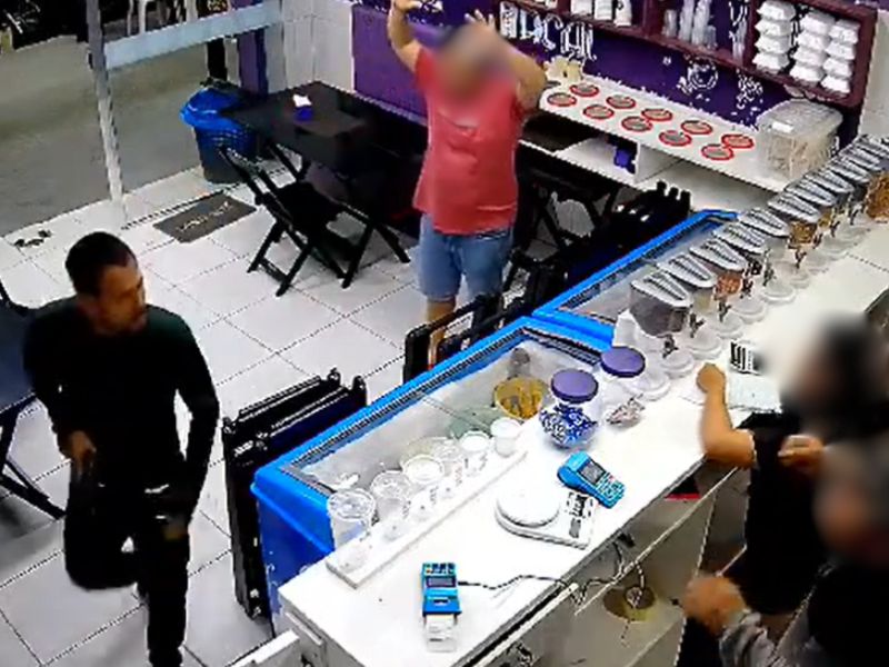 Câmera flagra momento em que bandidos assaltam loja de açaí em Manaus