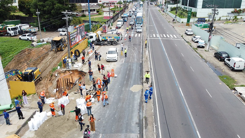 Prefeitura de Manaus dá o gás e já está na etapa de contenção e reaterro na avenida Constantino Nery / Foto – Phil Limma /Semcom e Márcio Melo/ Seminf 