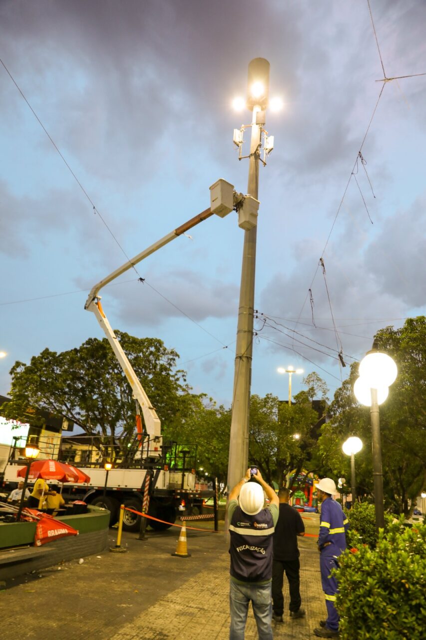 Ageman promove fiscalização noturna na iluminação pública de praças / Foto – Phil Limma / Semcom