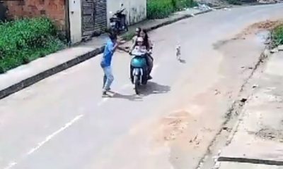 Homem é preso por derrubar mulheres e criança de moto para roubar bolsa em Tefé. Veja o vídeo!